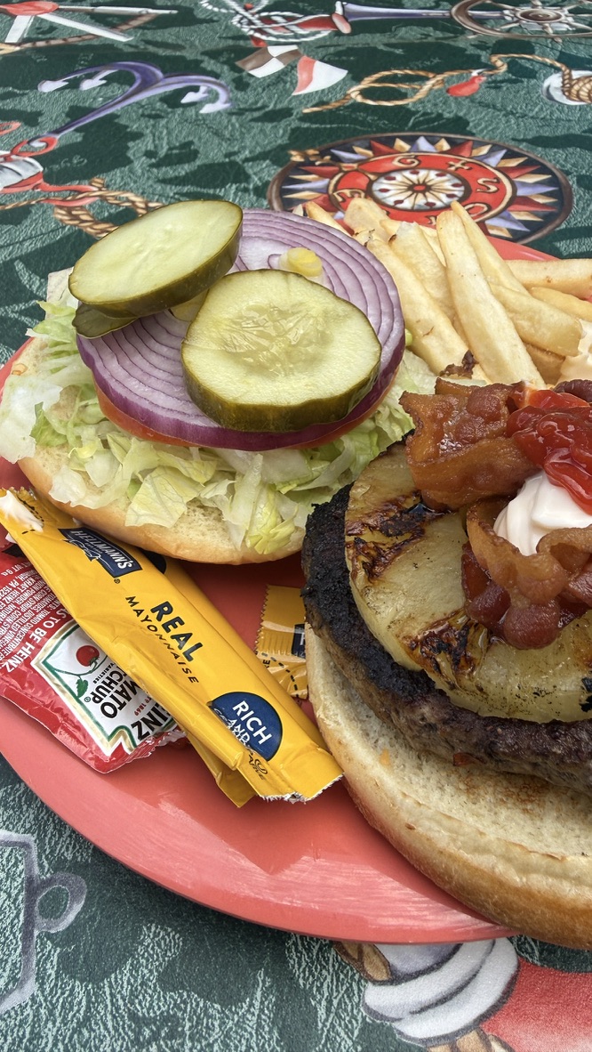 Burger mit gegrillter Ananas und Pommes