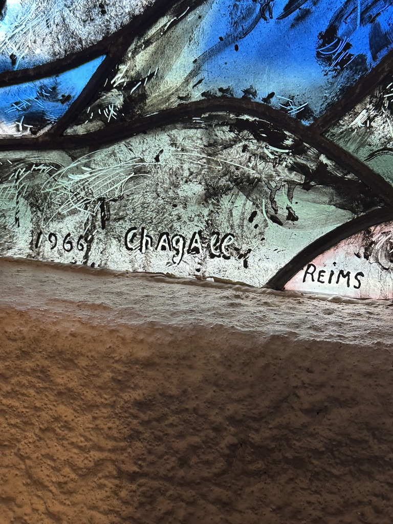 Signatur 1966 Chagall und Reims im Glasfenster