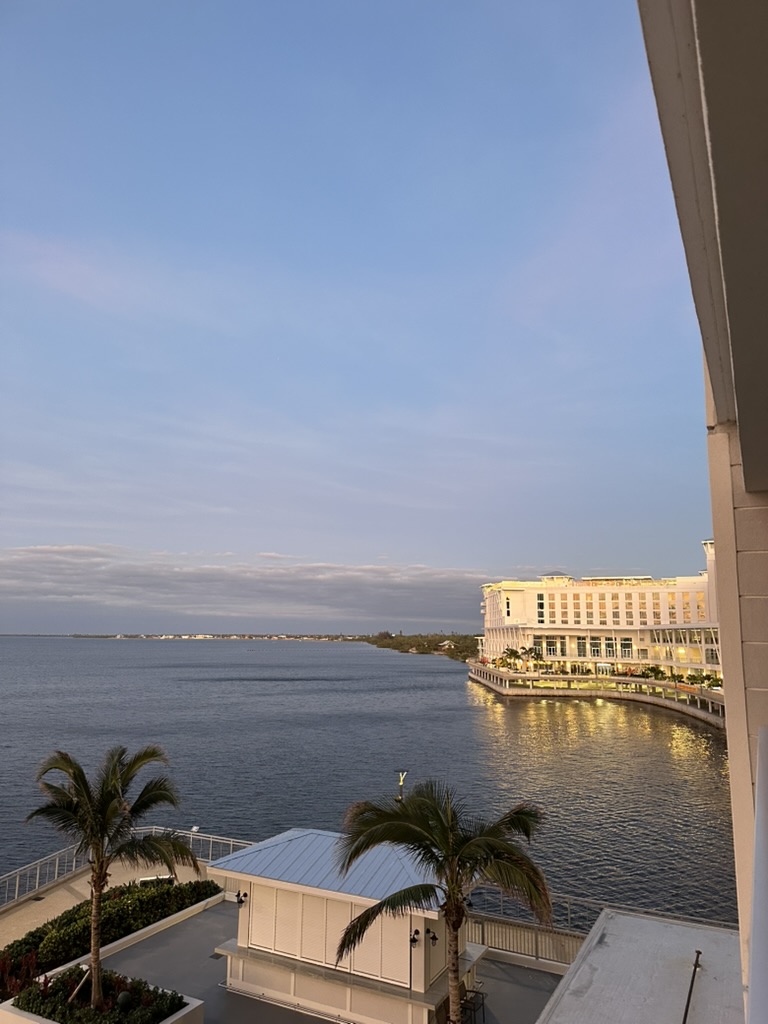 Charlotte Harbor und Waterfront-Gebäude am Abend