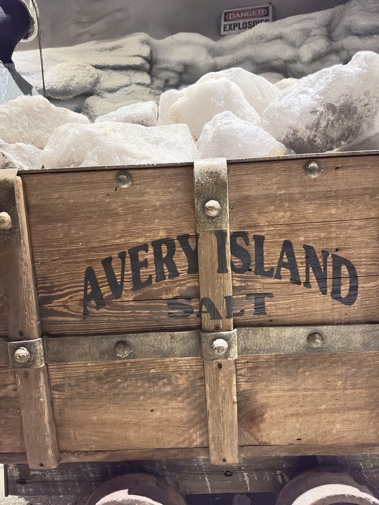 Avery-Island-Kiste vor Salzblöcken