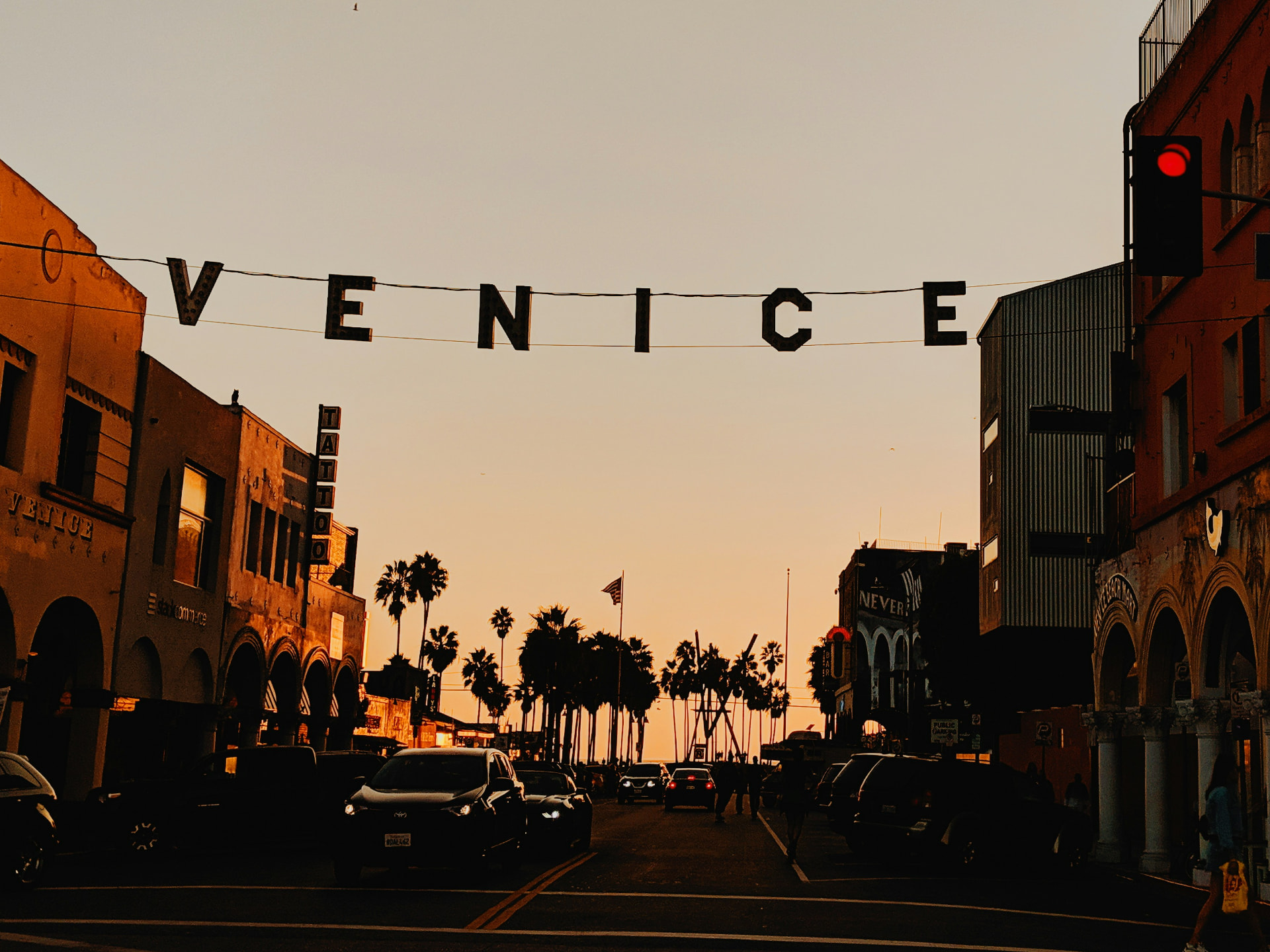 Venice-Schriftzug über der Straße in Los Angeles im Abendlicht