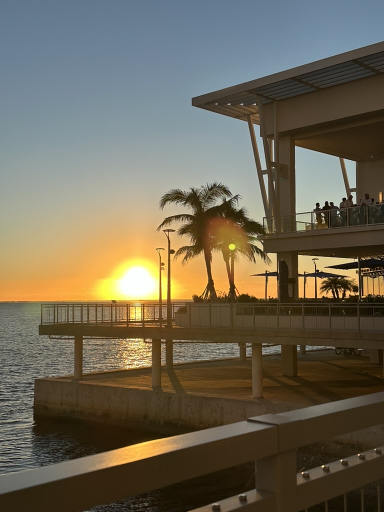 Sonnenuntergang an der Terrasse über dem Charlotte Harbor