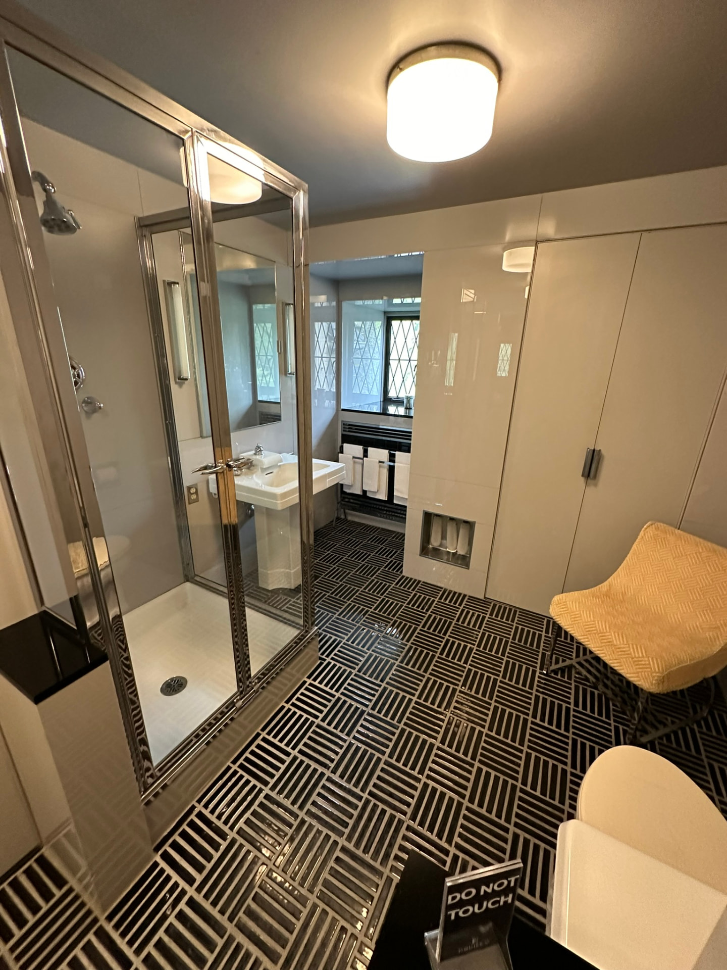 Ford House – das Badezimmer wirkt heute wieder modern