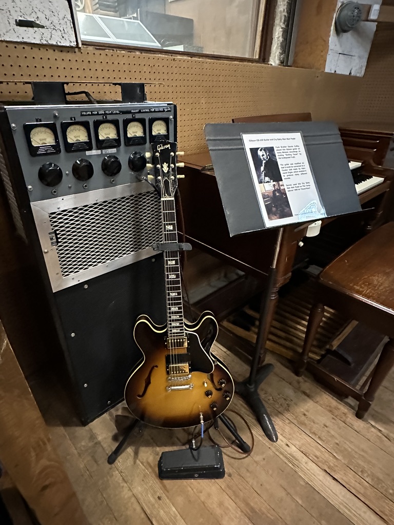 Gibson-Gitarre mit Verstärker und Notenpult im Motown Studio