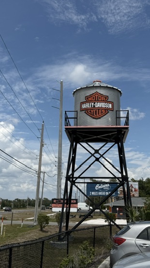 Wasserturm mit Harley-Davidson-Schild