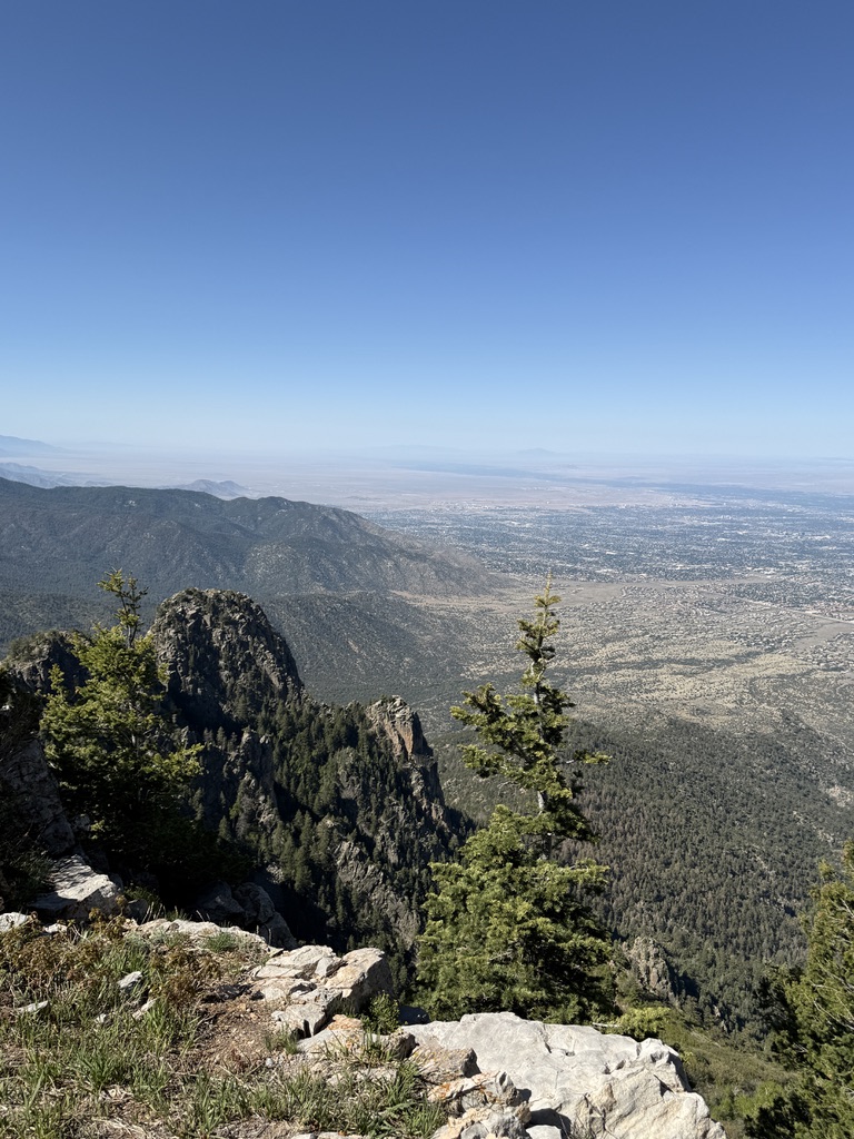 Weiter Blick von den Sandia Mountains über Albuquerque und die trockene Ebene