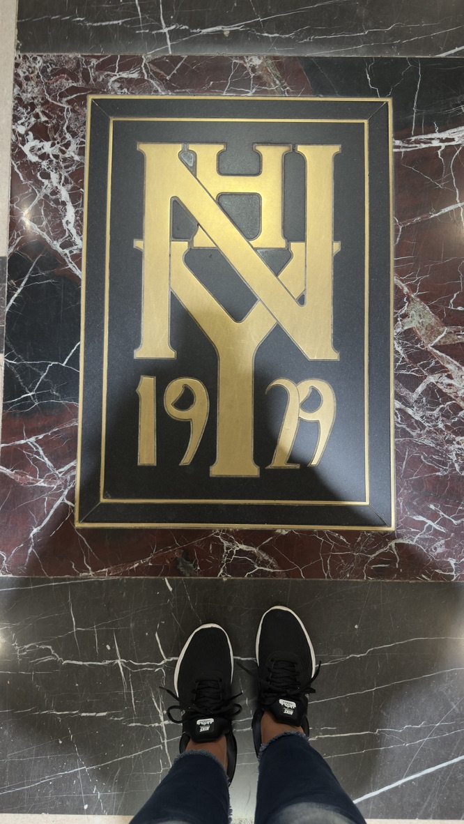 Bodenplakette mit der Aufschrift NY 1929
