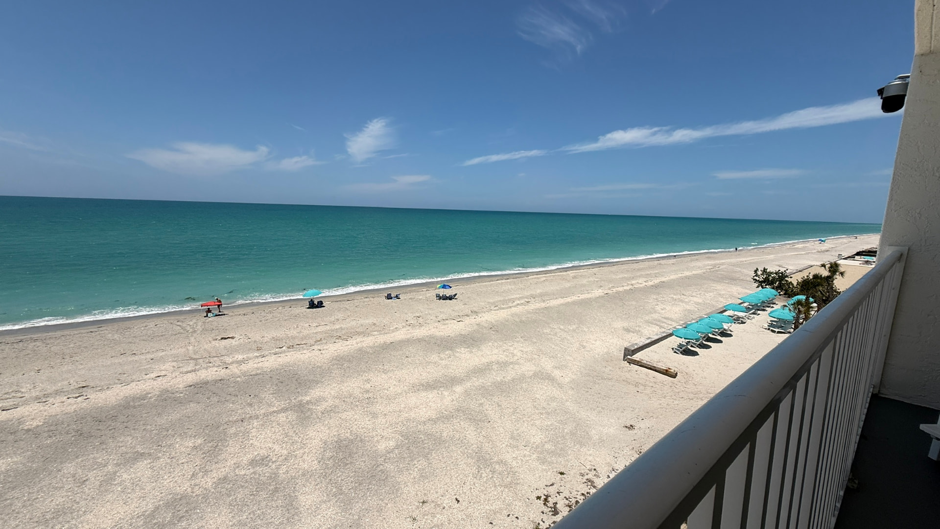 Blick vom Balkon auf den weißen Strand von Manasota Key und das türkisfarbene Wasser