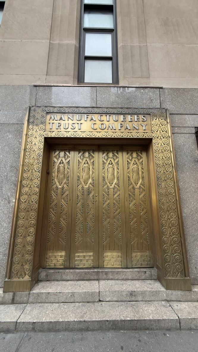 Bronzetür der Manufacturers Trust Company