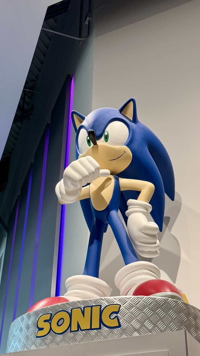 Große Figur von Sonic the Hedgehog