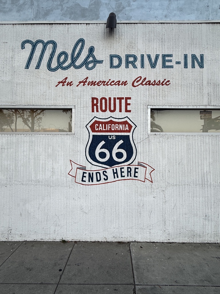 Wandmalerei an Mel's Drive-In mit Route-66-Schild und der Aufschrift Ends Here