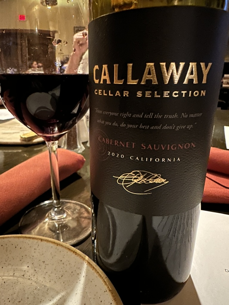 Rotwein zum Abendessen auf der Ranch