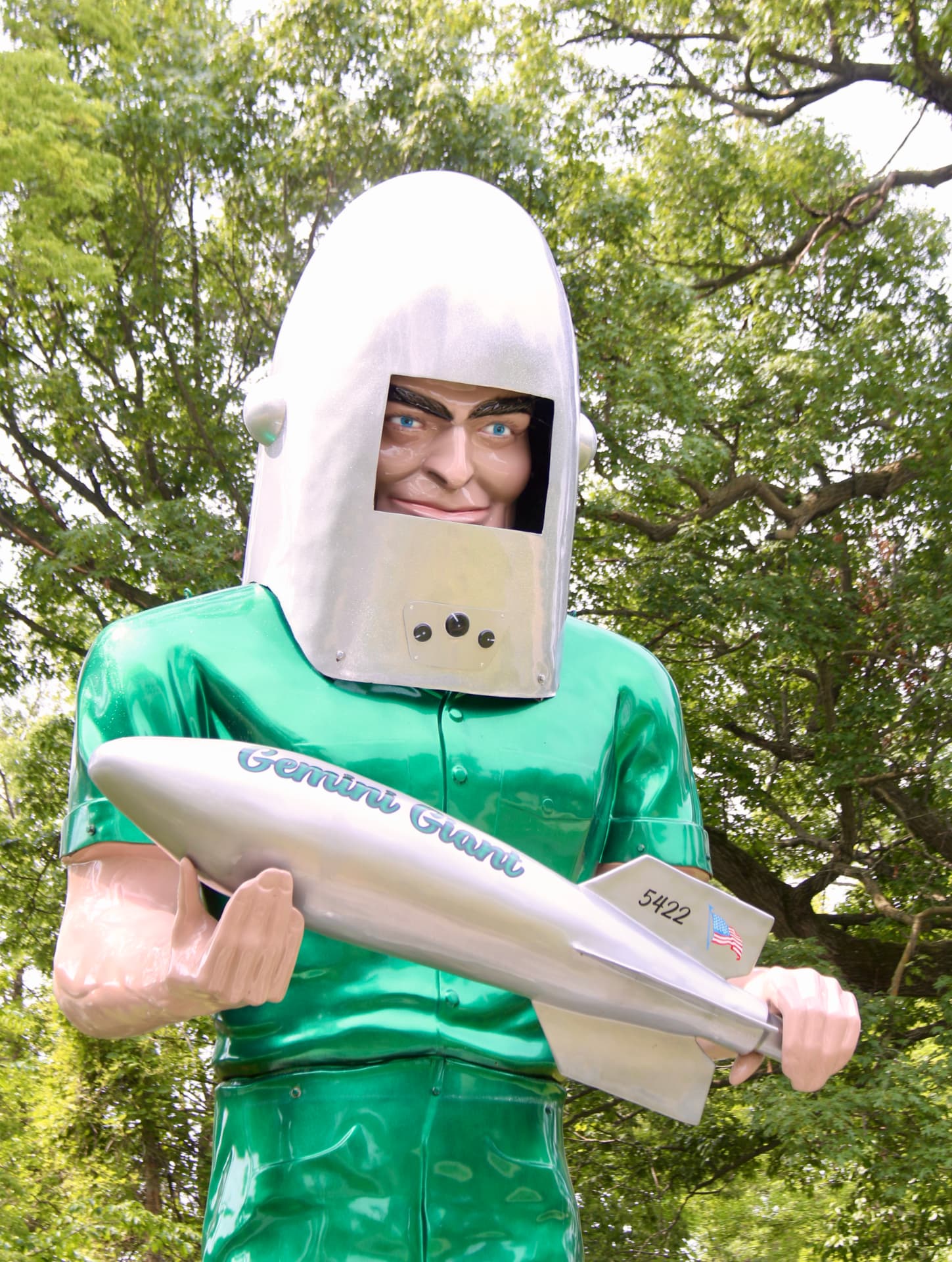 Der frisch lackierte Gemini Giant mit Raumfahrerhelm und Rakete in Wilmington, Illinois