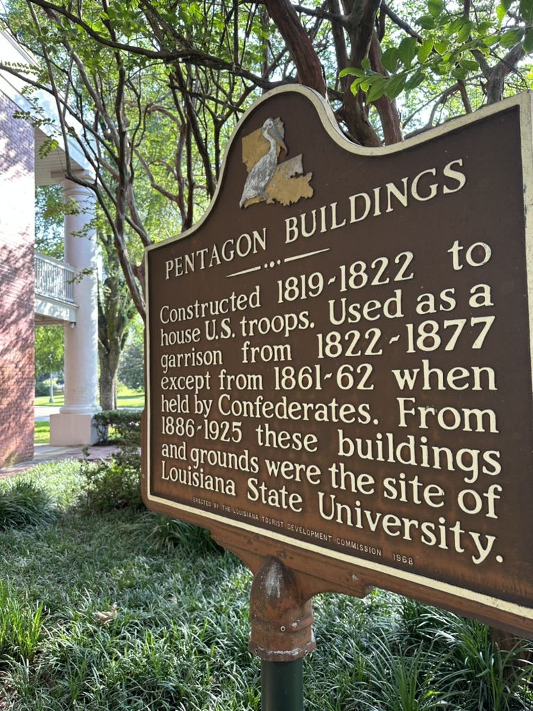 Historische Informationstafel der Pentagon Buildings