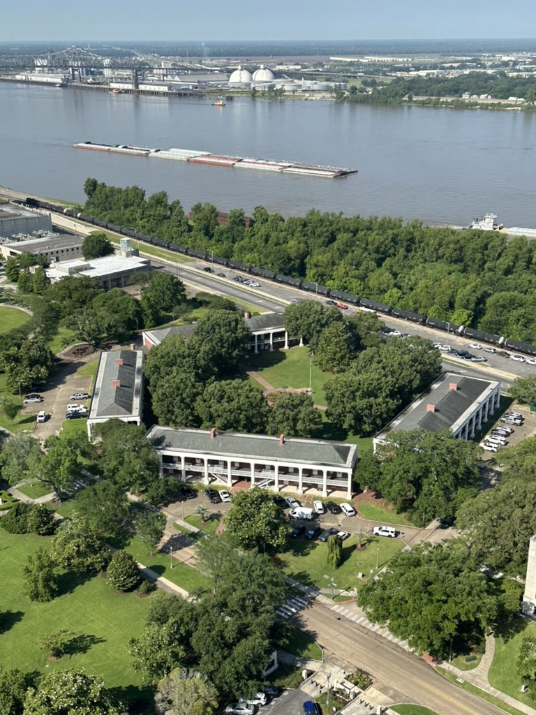 Blick vom Louisiana State Capitol auf die Pentagon Barracks und den Mississippi