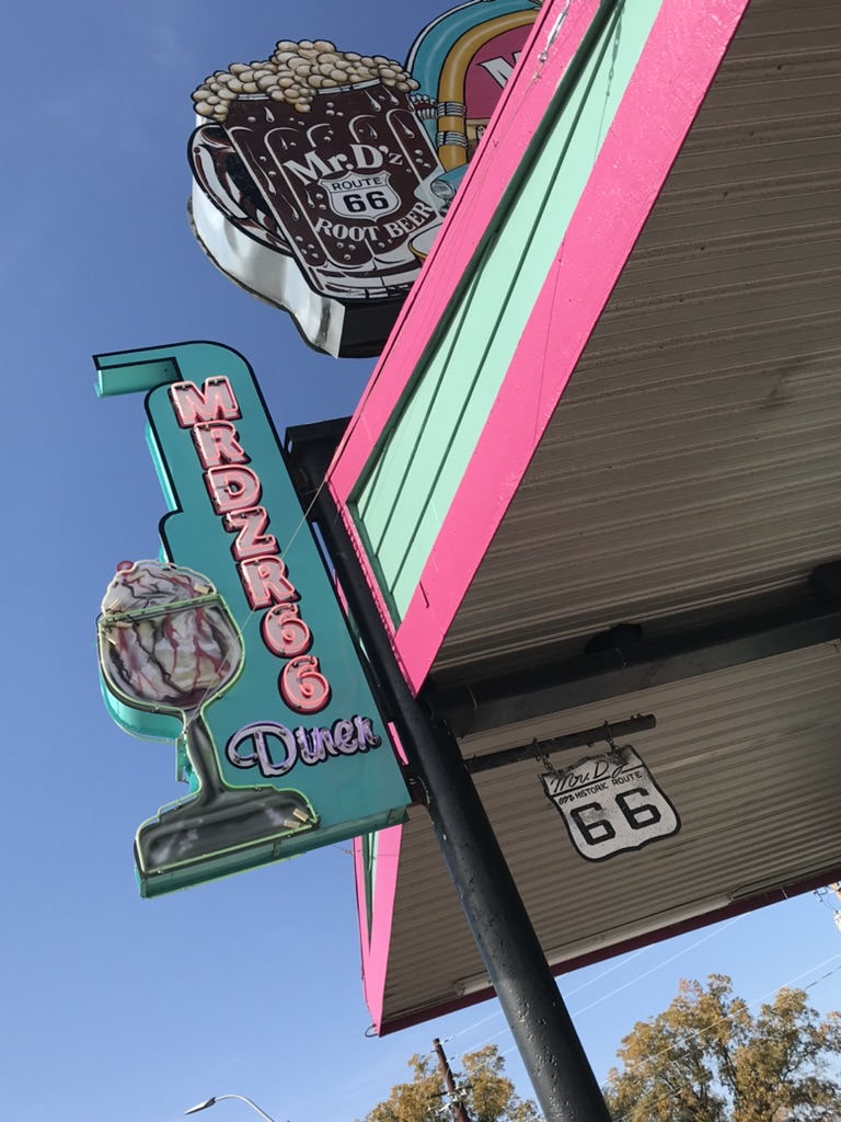 Türkis-pinkes Neonschild des Mr. D'z Route 66 Diner mit Root-Beer-Motiv