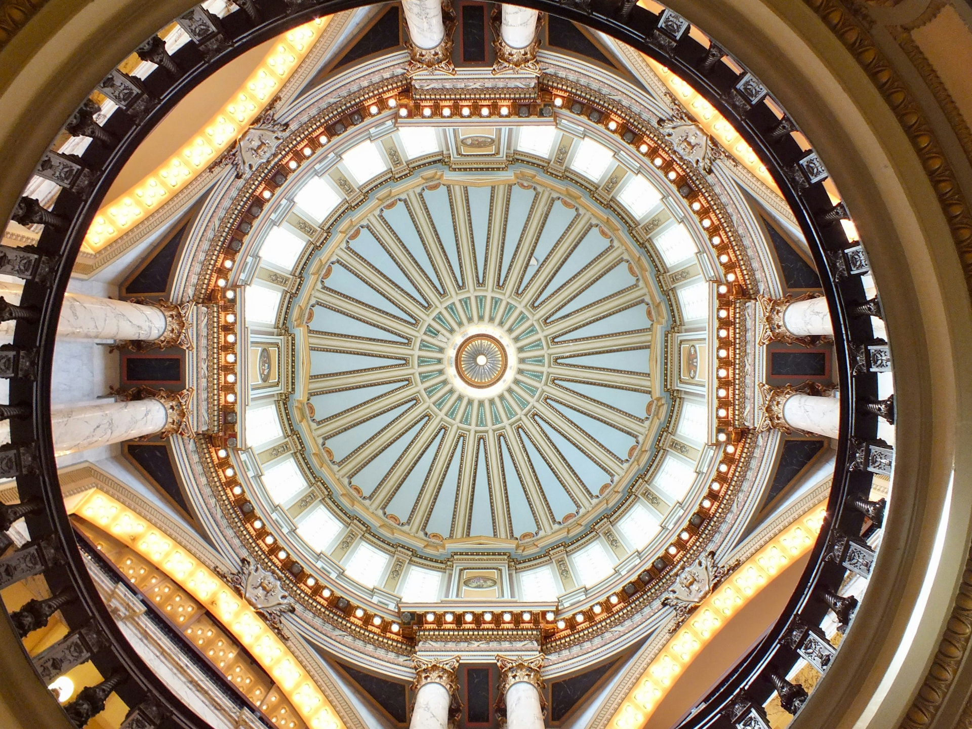 Blick nach oben in die verzierte Kuppel des Mississippi State Capitol in Jackson