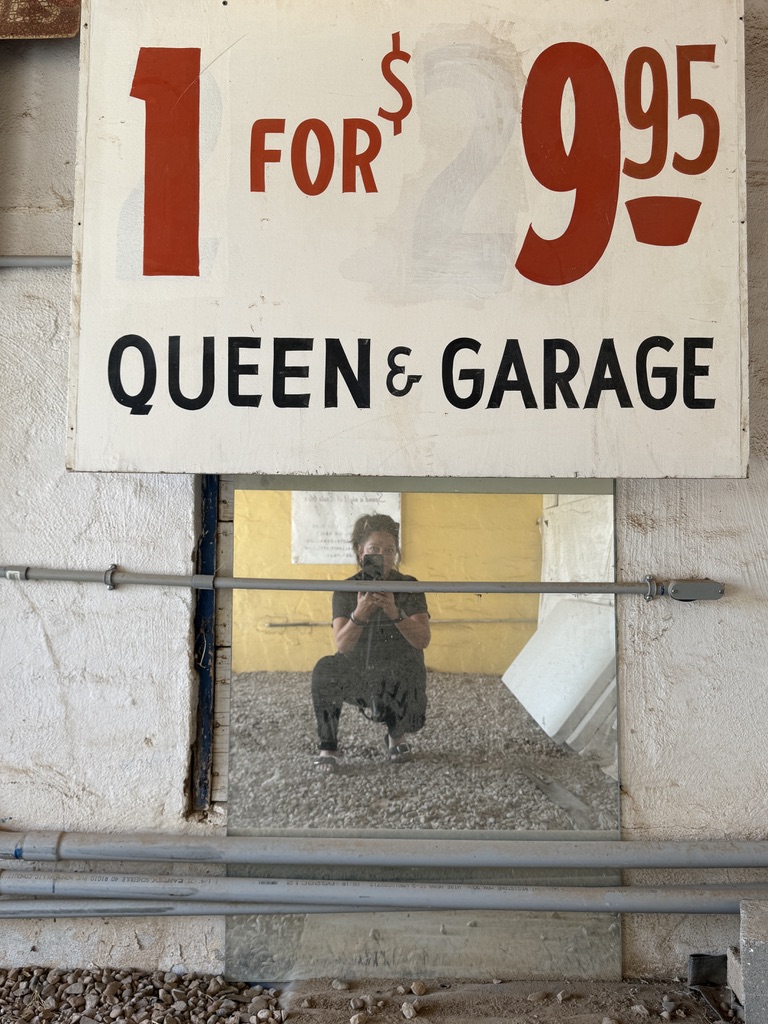 Handgemaltes Schild „1 for $29.95 – Queen & Garage“ am Blue Swallow Motel