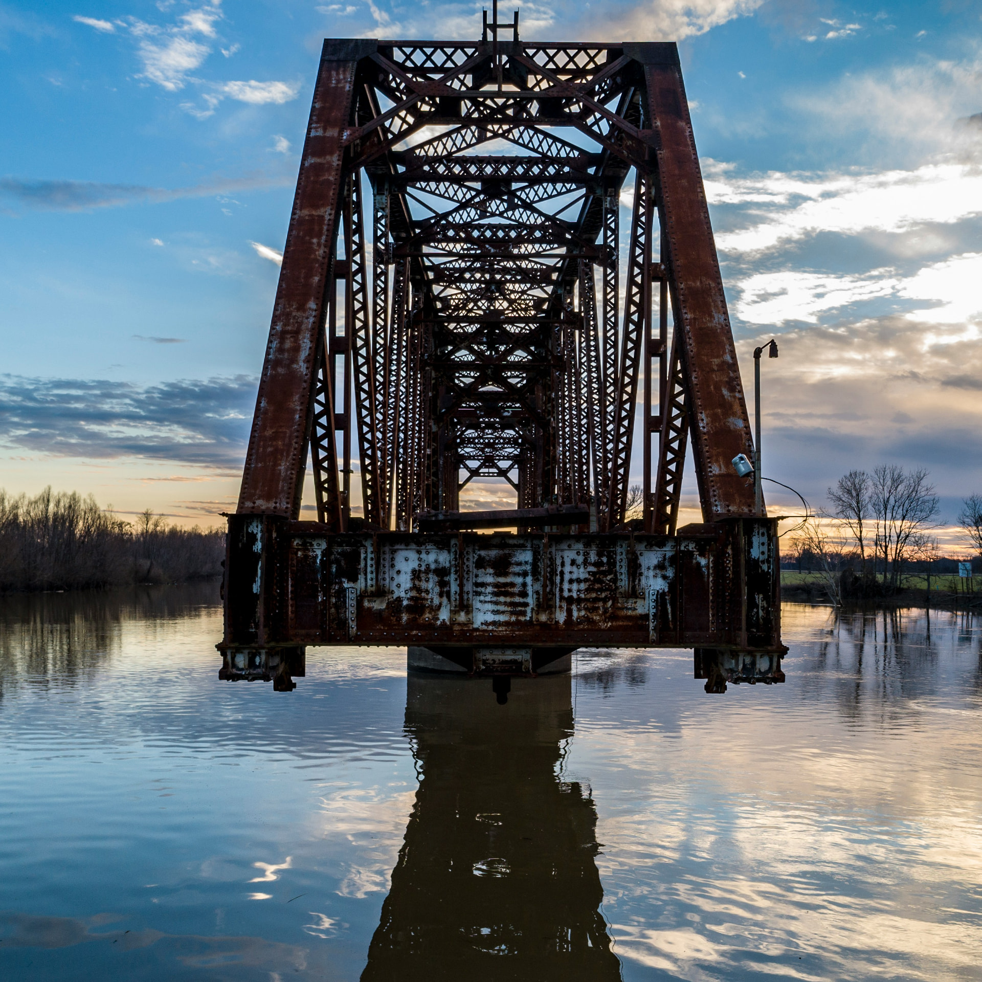 Alte Eisenbahnbrücke über dem Wasser bei Redwood, Mississippi, im Abendlicht