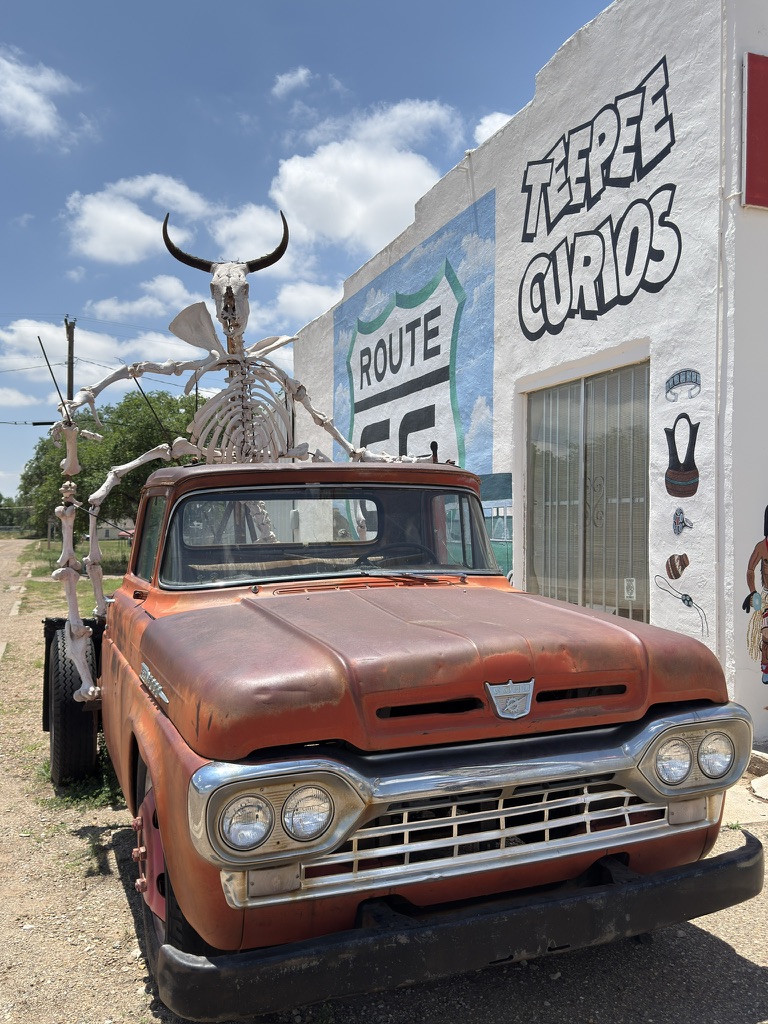 Alter Pickup mit Rinderschädel vor dem Laden Teepee Curios