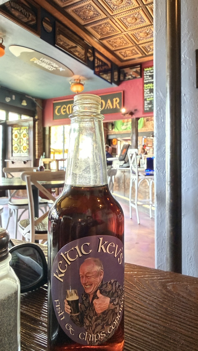 Flasche auf dem Tisch im Celtic Ray, dahinter die Bar