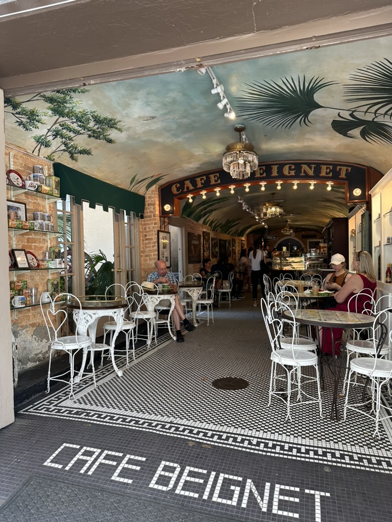 Innenraum des Café Beignet