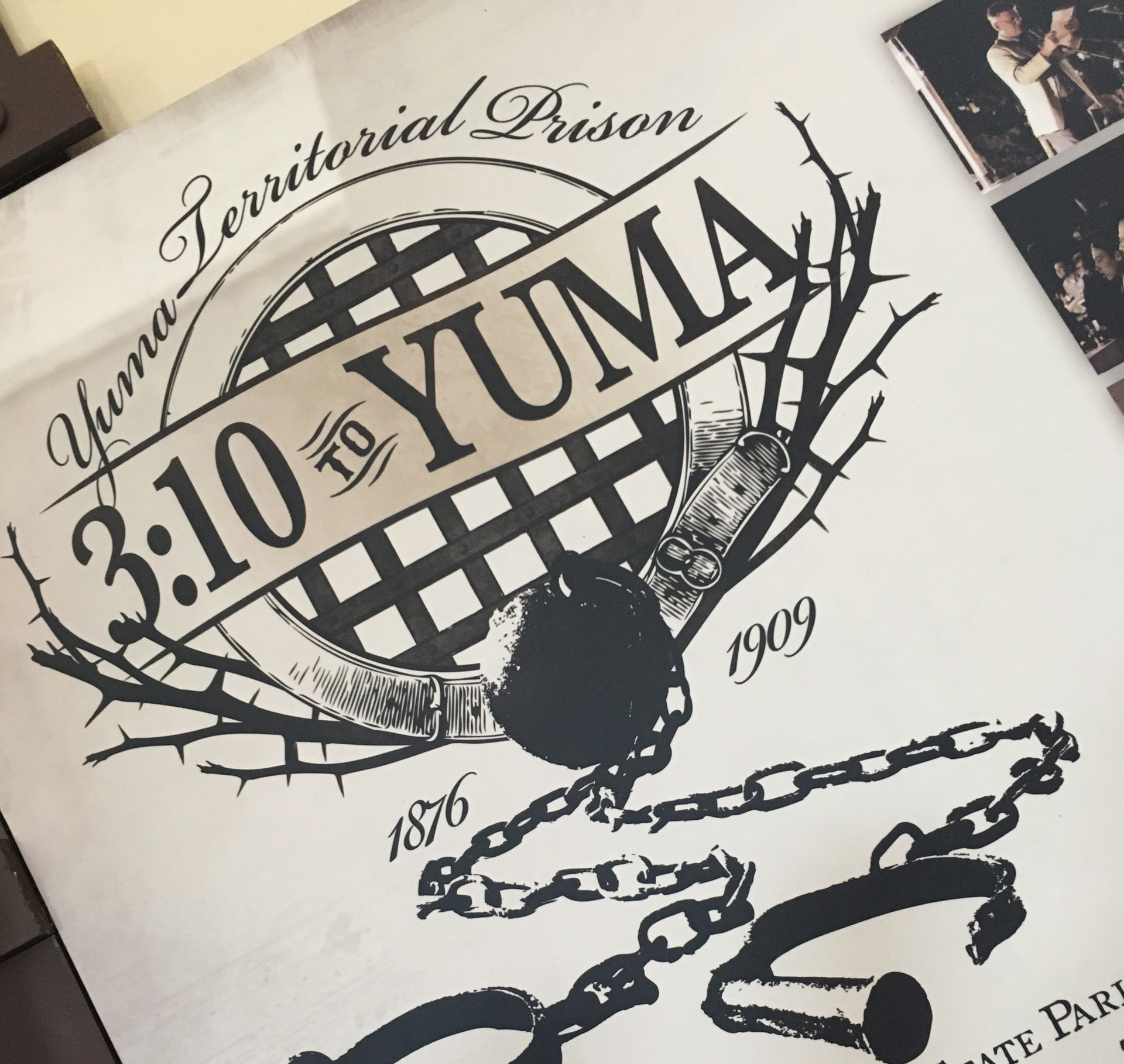 Plakat des Yuma Territorial Prison mit dem Schriftzug „3:10 to Yuma“, Gitterfenster, Kugel und Ketten