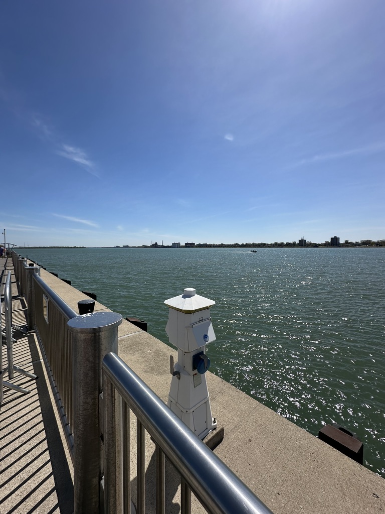 Geländer am Ufer mit Blick über den Detroit River
