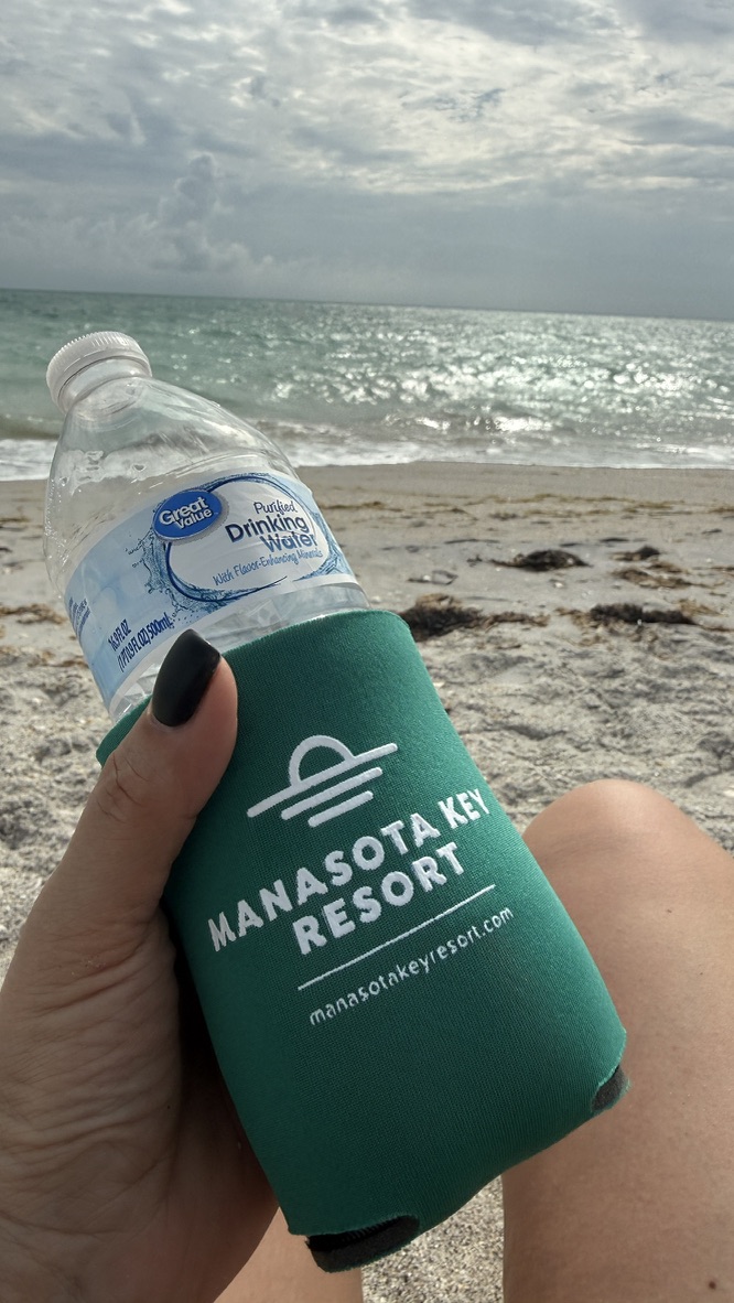 Wasserflasche im Kühlhalter des Resorts am Strand