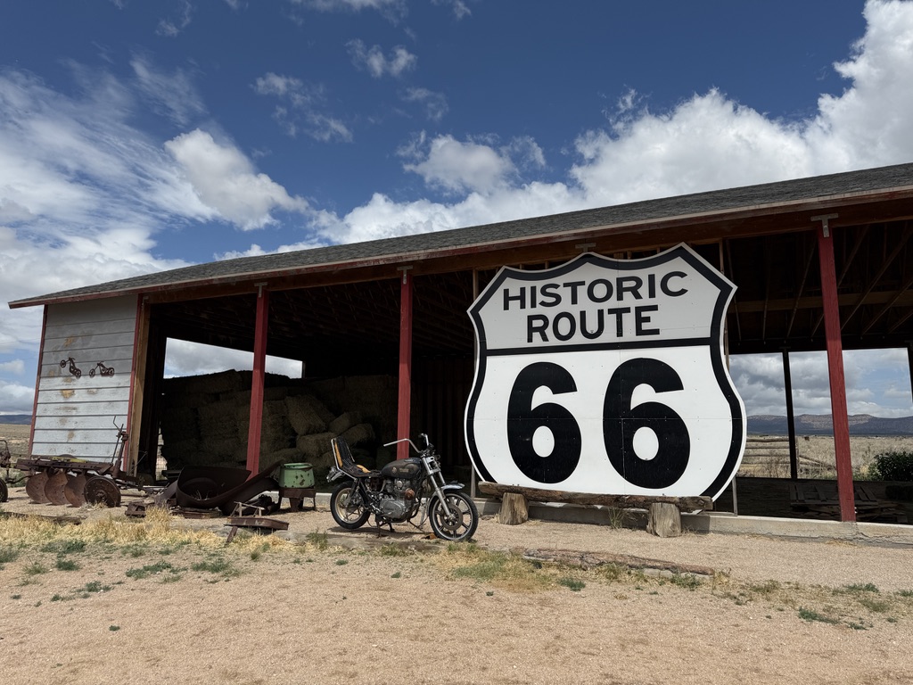 Historic-Route-66-Schild vor einer Scheune