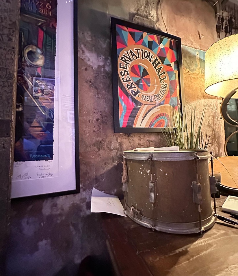 Trommel und Plakat in der Preservation Hall