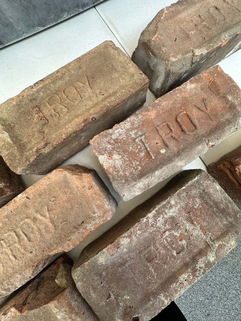 Alte Backsteine mit dem eingeprägten Namen TROY
