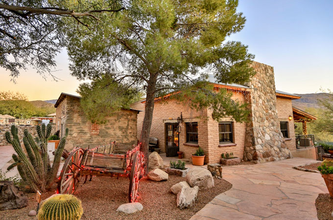 Adobe-Casita einer Gästeranch mit Kakteengarten und historischem Planwagen