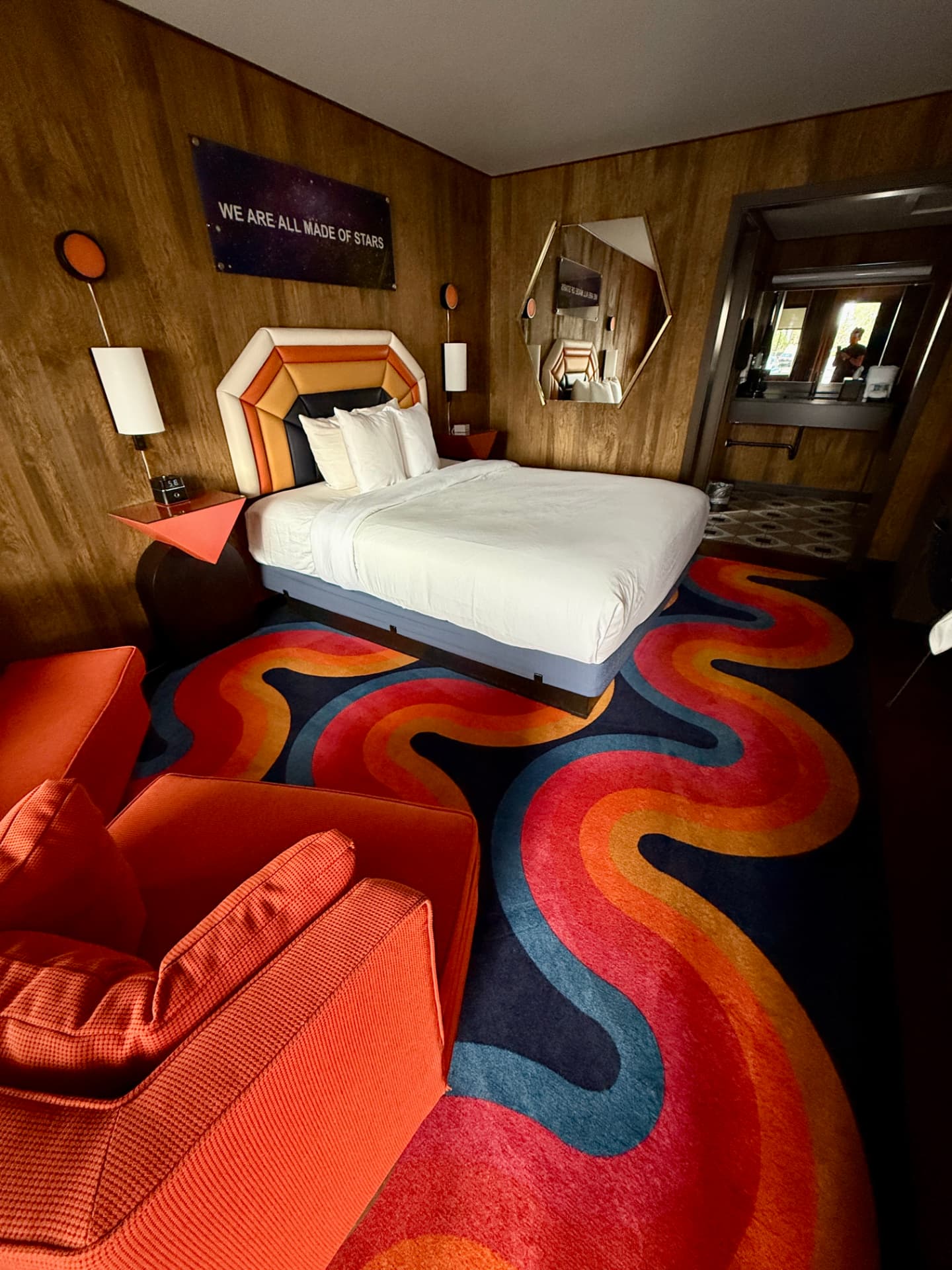 Zimmer mit Discokugel im Americana Motor Hotel