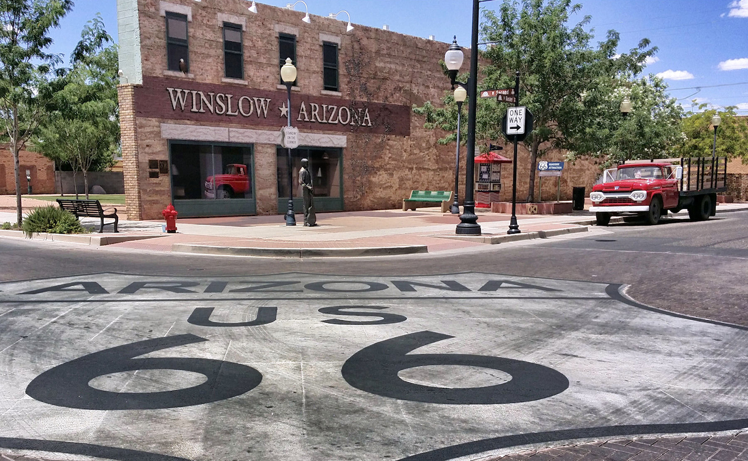 Route-66-Emblem auf der Straße an der Standing-on-the-Corner-Kreuzung in Winslow, Arizona