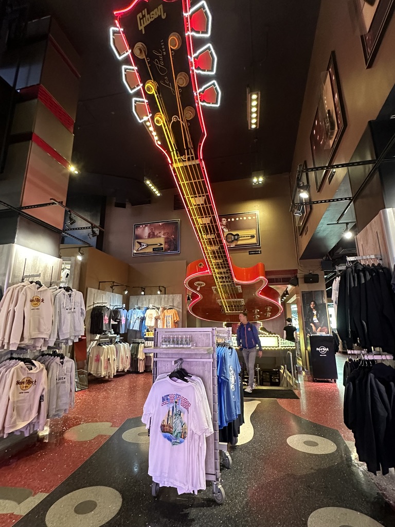 Riesige Neon-Gibson-Gitarre im Hard Rock Cafe