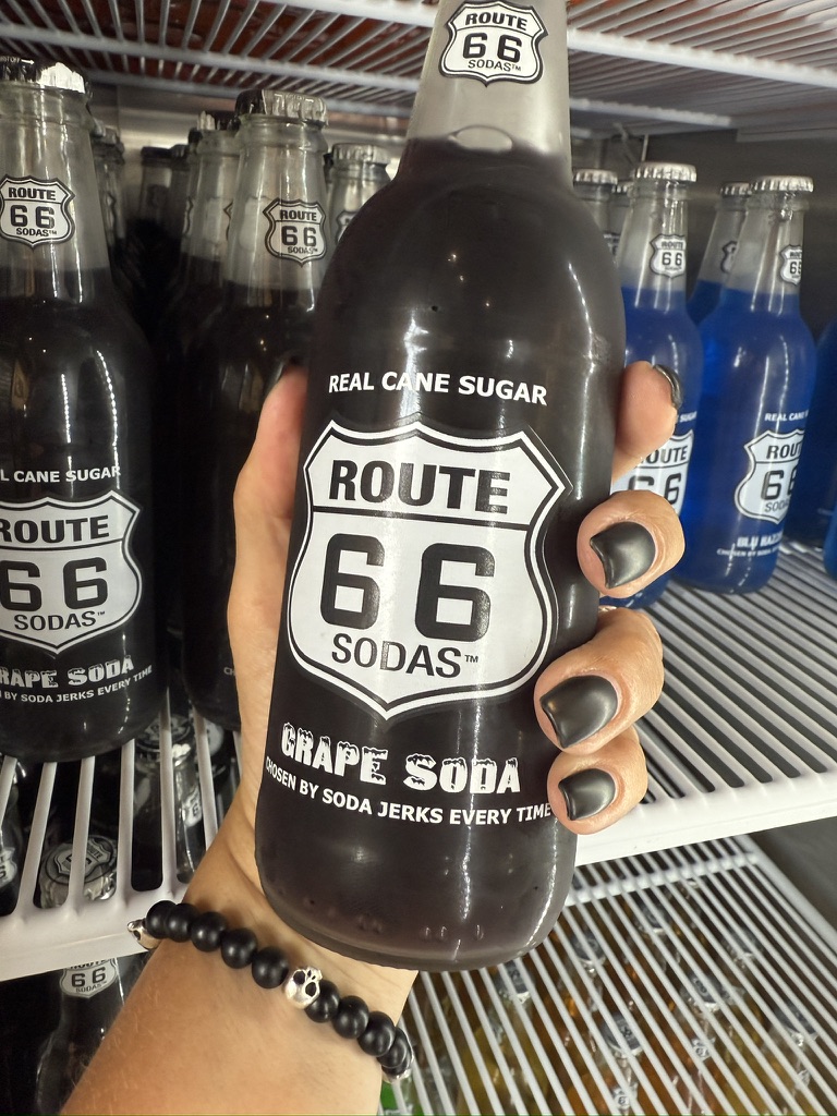 Grape Soda von Route 66 Sodas in der Kühltheke