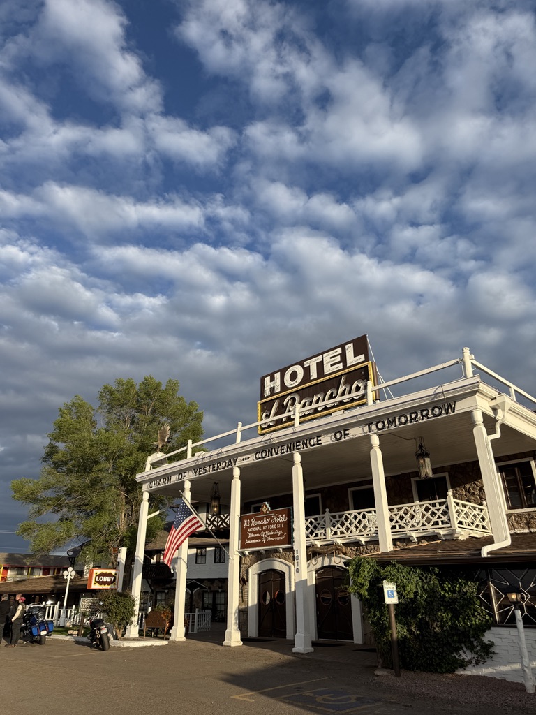 Fassade des El Rancho Hotel in Gallup mit Neonschild und weißen Säulen