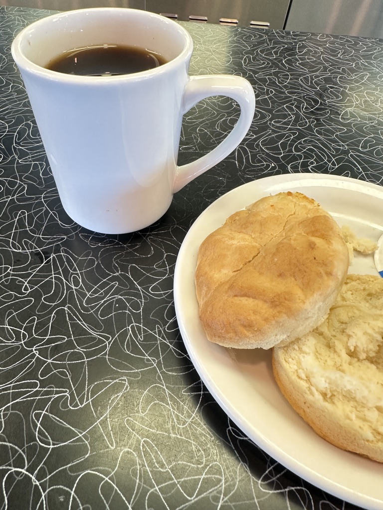 Kaffee und Biscuit auf der Tischplatte