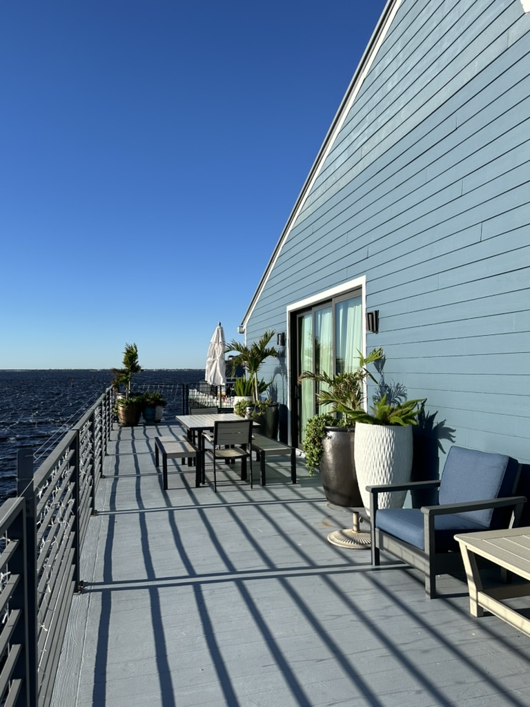 Private Terrasse einer Suite direkt am Wasser