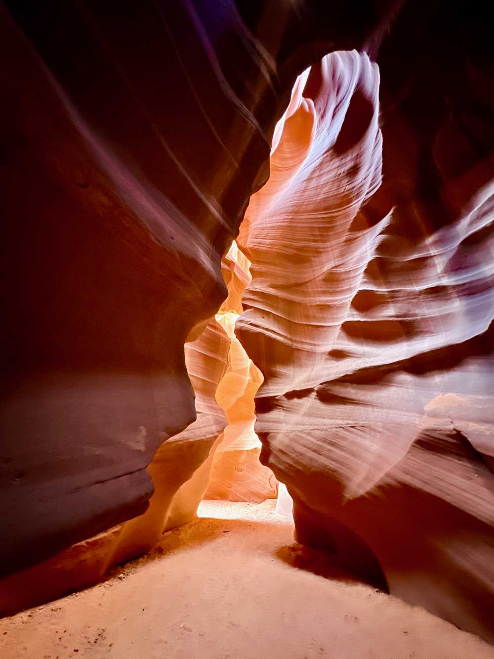 Lichtspiel an den geschwungenen Sandsteinwänden im Antelope Canyon bei Page