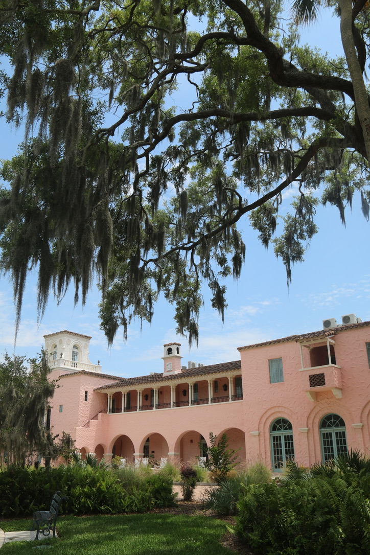 Rosa Fassade der Hacienda unter Eichen mit Spanischem Moos