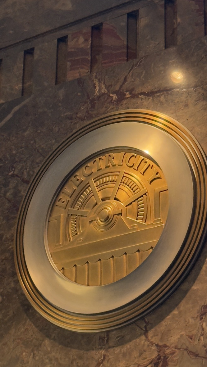 Medaillon mit der Aufschrift ELECTRICITY in der Lobby
