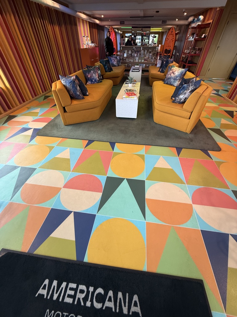 Lobby des Americana Motor Hotel