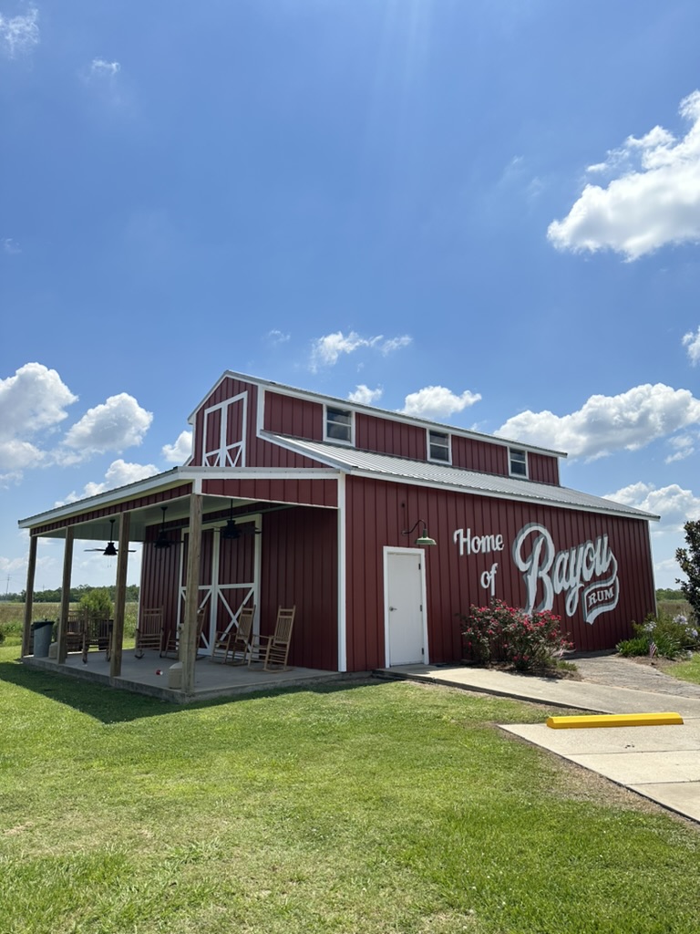 Rotes Gebäude mit der Aufschrift Home of Bayou Rum