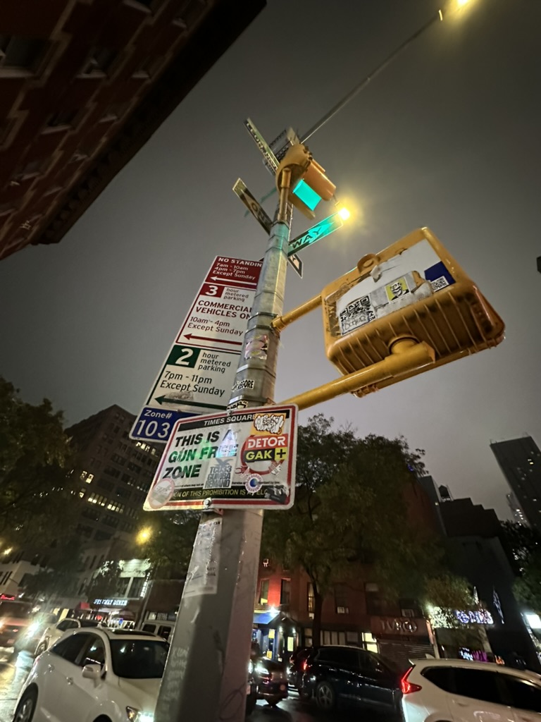 Straßenschilder in New York im Regen