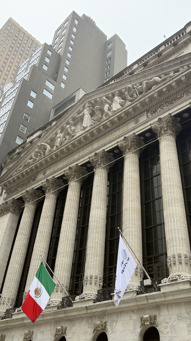 Fassade der New Yorker Börse mit Flaggen