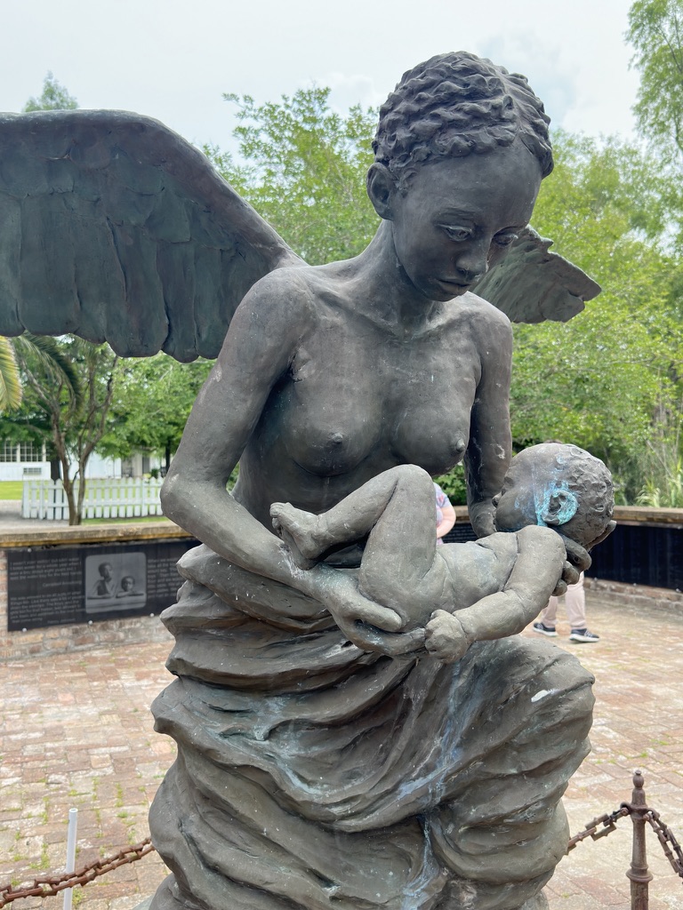 Bronzefigur einer Frau mit Kind