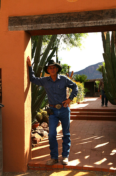 Cowboy im Torbogen der Ranch