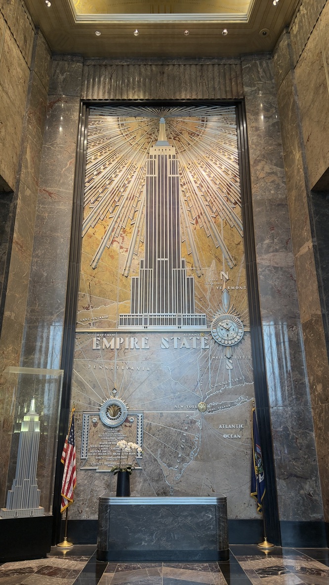 Wandbild des Empire State Building in der Lobby